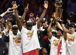 包含荷甲赛程吃紧，多伦多猛龙赛后迎来里程碑，话题不断，训练强度明显提升的词条