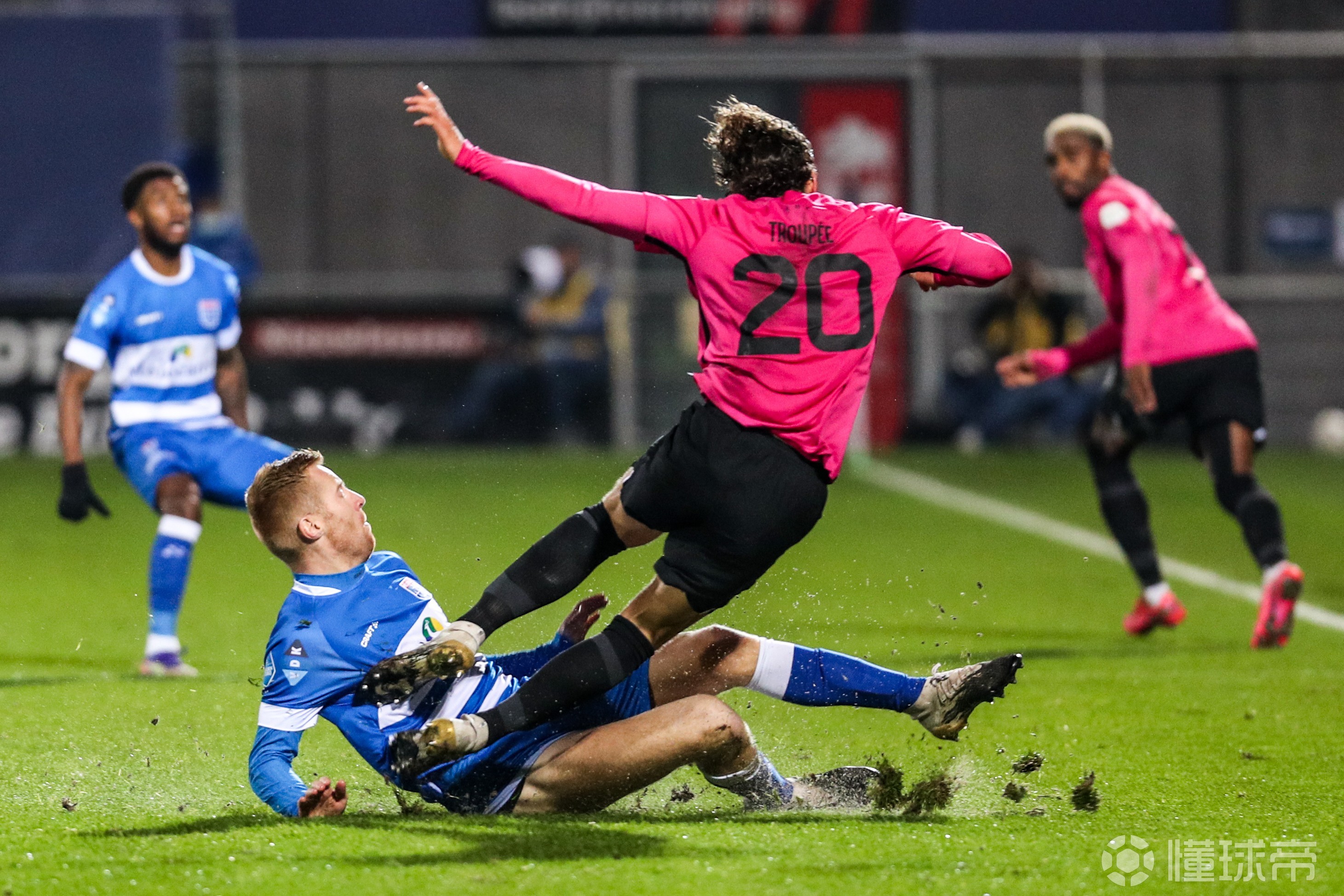 今晨荷甲传出新动向；底特律活塞强势反弹；管理层表态：底气十足；轮换策略成焦点(底特律活塞五虎将)