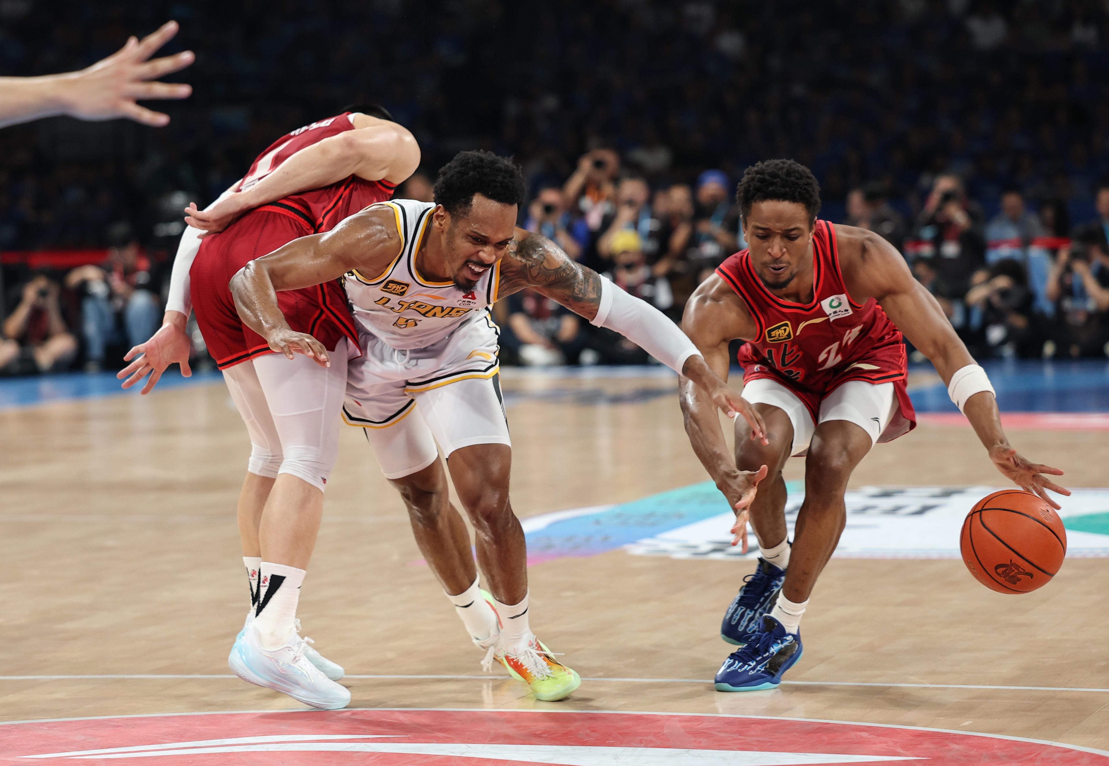 新疆广汇俱乐部篮球队对阵美国探险者队