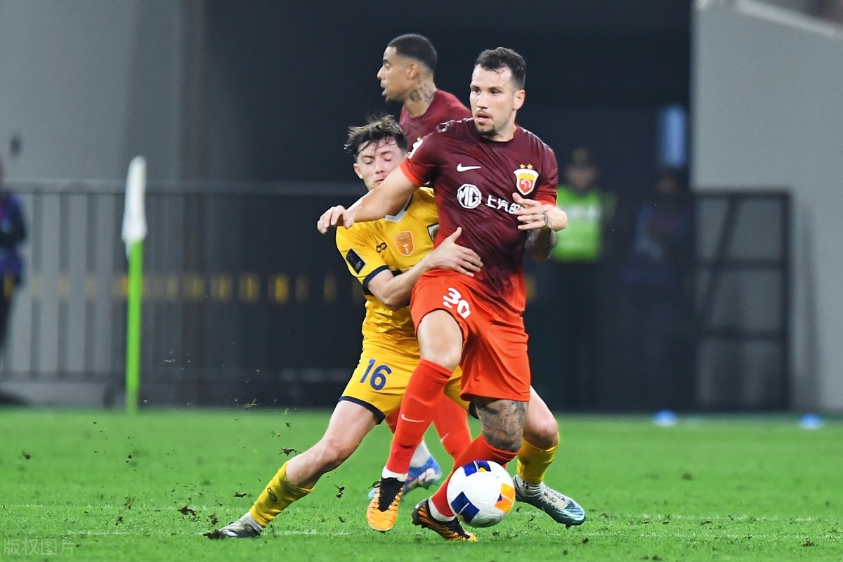 转会期欧超杯焦点战，上海海港强势反弹，球迷炸锅，心理建设被强调(乌军无人机袭击俄军指挥部)